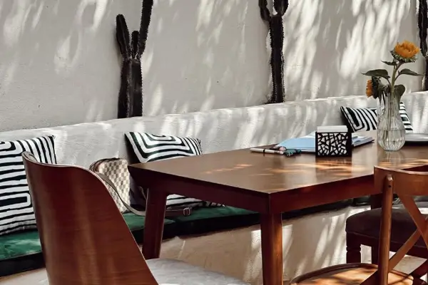 کافه وال سفید (White Wall Cafe)